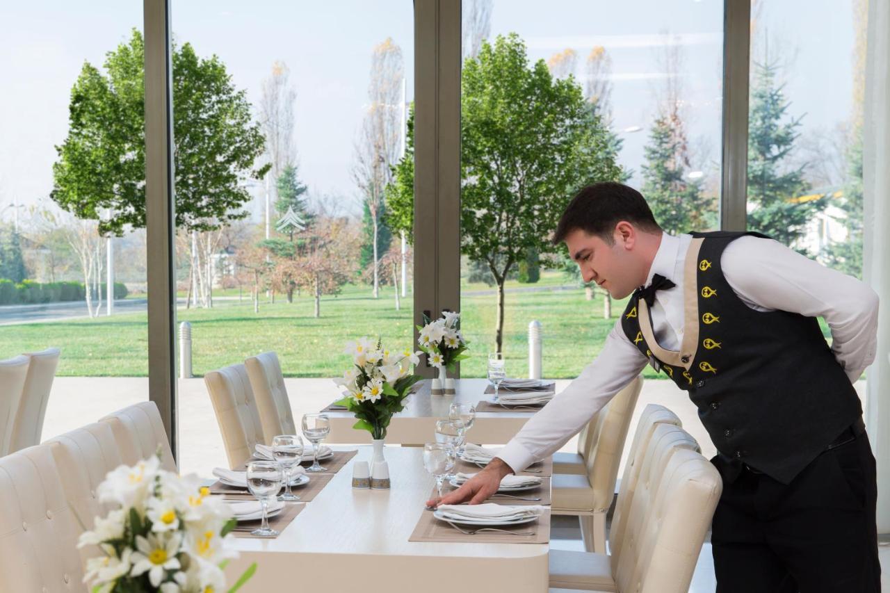Gabala Garden Hotel Buitenkant foto A restaurant's maître d'hôtel