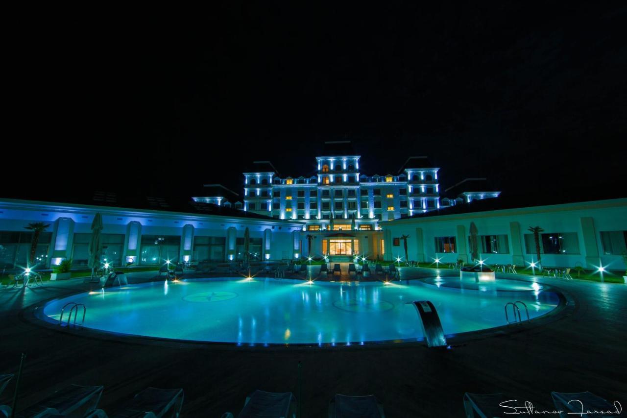 Gabala Garden Hotel Buitenkant foto The pool at the hotel