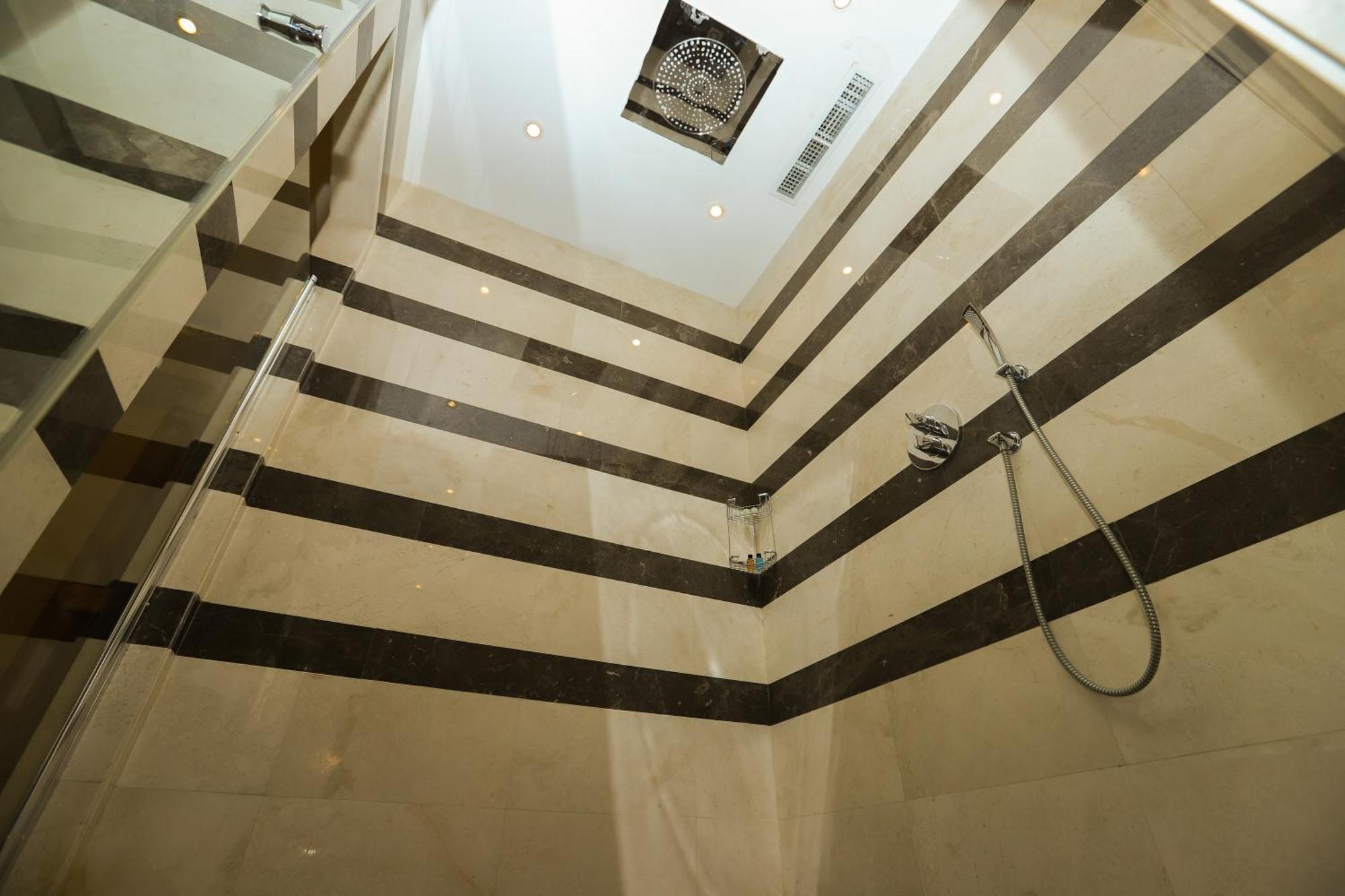 Gabala Garden Hotel Buitenkant foto A shower cubicle